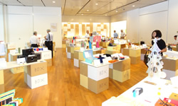 会場内は沢山のハコ